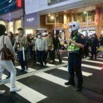 TOPSHOT - Esta foto tirada e divulgada pela Agência Central de Notícias de Taiwan (CNA) em 19 de dezembro de 2025 mostra a polícia patrulhando uma estação de metrô em Taipei, após ataques em duas estações da cidade.