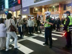 Três mortos em esfaqueamento em Taipei e ataque com bomba de fumaça TOPSHOT - Esta foto tirada e divulgada pela Agência Central de Notícias de Taiwan (CNA) em 19 de dezembro de 2025 mostra a polícia patrulhando uma estação de metrô em Taipei, após ataques em duas estações da cidade.