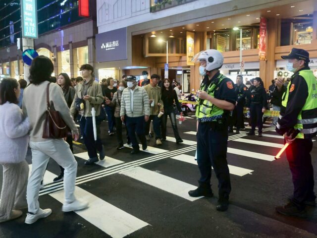 TOPSHOT - Esta foto tirada e divulgada pela Agência Central de Notícias de Taiwan (CNA) em 19 de dezembro de 2025 mostra a polícia patrulhando uma estação de metrô em Taipei, após ataques em duas estações da cidade.