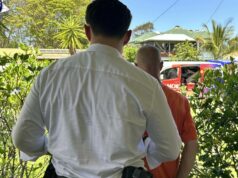 Três pessoas acusadas de supostamente exibir símbolos nazistas Várias armas foram apreendidas durante buscas nos bens do homem.