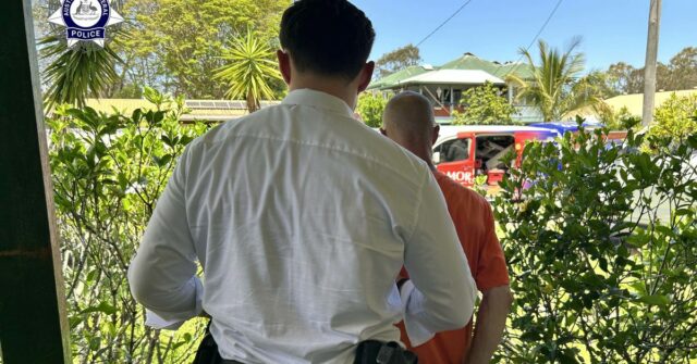 Três pessoas acusadas de supostamente exibir símbolos nazistas Várias armas foram apreendidas durante buscas nos bens do homem.