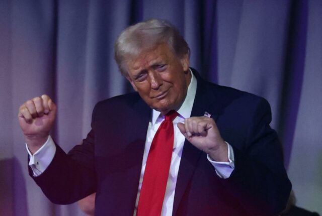 Três vivas ao presidente Trump por permitir que os motoristas escolhessem carros movidos a gasolina
