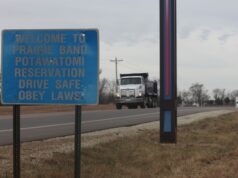 Tribo nativa americana quer sair do acordo ‘traidor’ com o ICE Desenho animado de Mike Luckovich