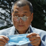 Jimmy Lai, no centro, foi preso por policiais em sua casa em Hong Kong em 2020.