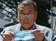 Tribunal de Hong Kong considera o ex-magnata da mídia Jimmy Lai culpado em julgamento de segurança nacional Jimmy Lai, no centro, foi preso por policiais em sua casa em Hong Kong em 2020.