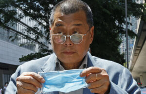 Tribunal de Hong Kong considera o ex-magnata da mídia Jimmy Lai culpado em julgamento de segurança nacional Jimmy Lai, no centro, foi preso por policiais em sua casa em Hong Kong em 2020.