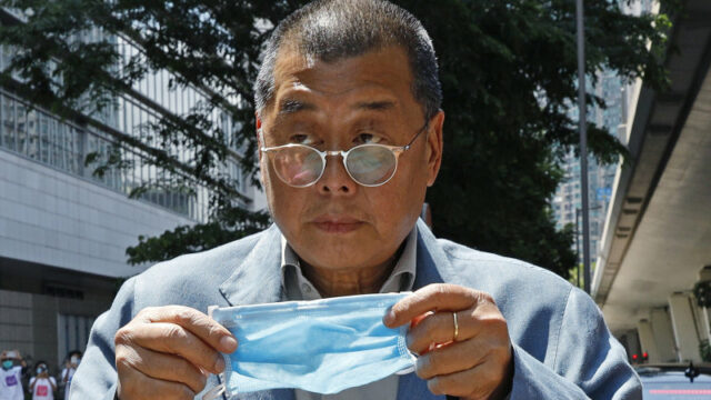 Jimmy Lai, no centro, foi preso por policiais em sua casa em Hong Kong em 2020.