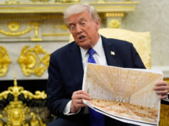 Tribunal decide que Trump pode continuar construindo seu grande salão de baile idiota Os trabalhos continuam em uma parte praticamente demolida da Ala Leste da Casa Branca, quinta-feira, 23 de outubro de 2025, em Washington, antes da construção de um novo salão de baile. (Foto AP/Jacquelyn Martin)