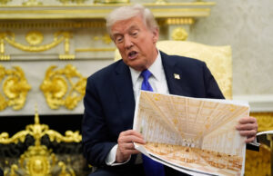 Tribunal decide que Trump pode continuar construindo seu grande salão de baile idiota Os trabalhos continuam em uma parte praticamente demolida da Ala Leste da Casa Branca, quinta-feira, 23 de outubro de 2025, em Washington, antes da construção de um novo salão de baile. (Foto AP/Jacquelyn Martin)