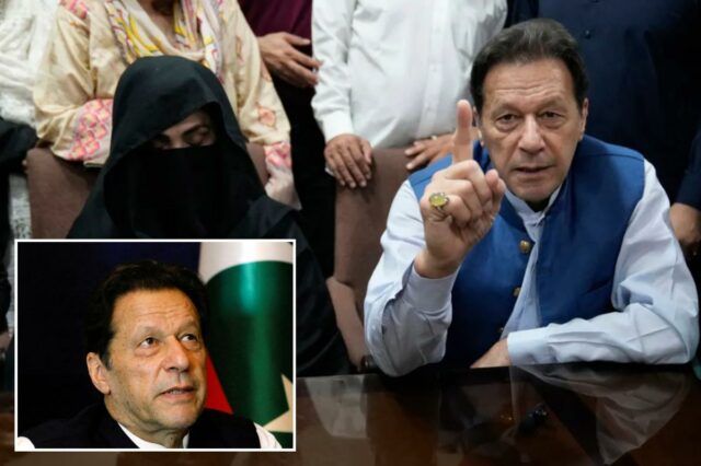 Tribunal paquistanês condena ex-primeiro-ministro e esposa a 17 anos de Imran Khan e Bushra Bibi sentados à mesa.