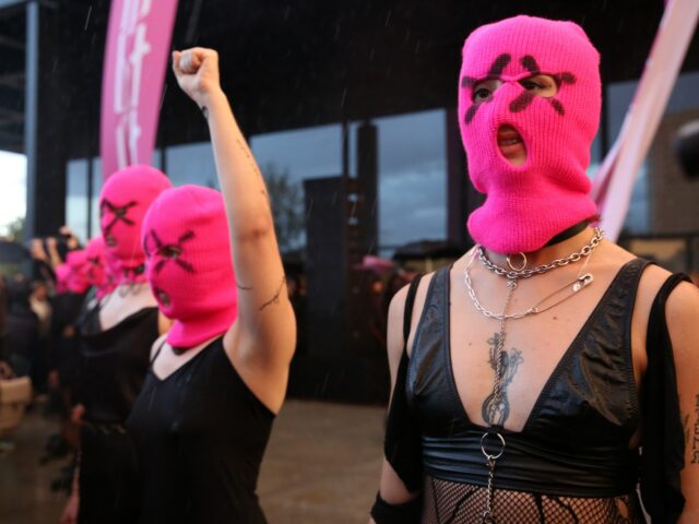 Tribunal russo designa banda punk Pussy Riot como grupo ‘extremista’
