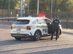 Trio de adolescentes é preso após menina de 12 anos ser esfaqueada em Adelaide Trio de adolescentes é preso após menina de 12 anos ser esfaqueada em Adelaide