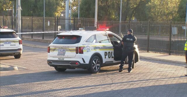Trio de adolescentes é preso após menina de 12 anos ser esfaqueada em Adelaide

