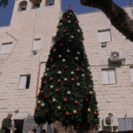 Trio de palestinos presos por supostamente incendiar árvore de Natal em igreja católica na Cisjordânia