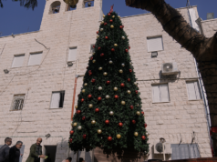Trio de palestinos presos por supostamente incendiar árvore de Natal em igreja católica na Cisjordânia Trio de palestinos presos por supostamente incendiar árvore de Natal em igreja católica na Cisjordânia