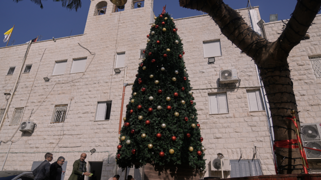 Trio de palestinos presos por supostamente incendiar árvore de Natal em igreja católica na Cisjordânia
