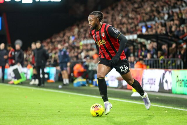 Trio do Bournemouth enfrenta testes contra o Man Utd antes Alex Scott treinando para o Bournemouth
