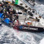 Tripulações de Sydney a Hobart prestam homenagem às vítimas de Bondi espalhando pétalas de rosa