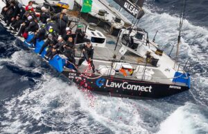 Tripulações de Sydney a Hobart prestam homenagem às vítimas de Bondi espalhando pétalas de rosa Tripulações de Sydney a Hobart prestam homenagem às vítimas de Bondi espalhando pétalas de rosa