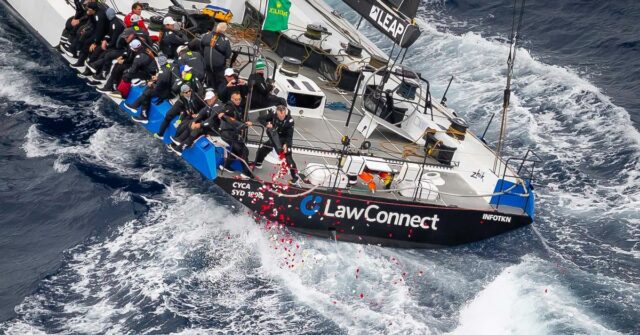 Tripulações de Sydney a Hobart prestam homenagem às vítimas de Bondi espalhando pétalas de rosa
