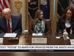 Trump, 79 anos, acorda após cochilar na mesa redonda Yahoo news home