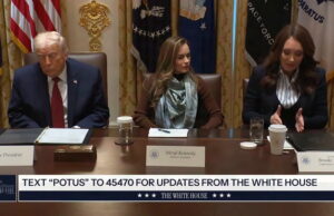 Trump, 79 anos, acorda após cochilar na mesa redonda Yahoo news home