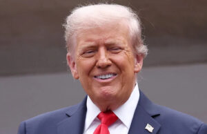 Trump, 79, corre para se gabar do comício mal frequentado Trump entrou no Truth Social logo depois da meia-noite para contrariar relatos de que seu comício na Carolina do Norte não conseguiu atrair uma multidão decente. / ANDREW CABALLERO-REYNOLDS / AFP via Getty Images