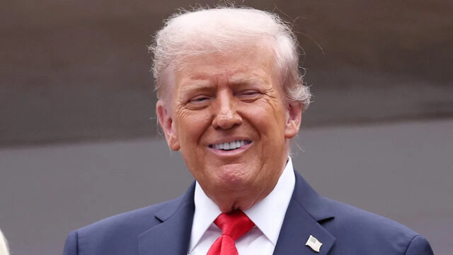 Trump, 79, corre para se gabar do comício mal frequentado Trump entrou no Truth Social logo depois da meia-noite para contrariar relatos de que seu comício na Carolina do Norte não conseguiu atrair uma multidão decente. / ANDREW CABALLERO-REYNOLDS / AFP via Getty Images