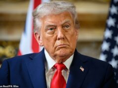 Trump RETIRA tropas da Guarda Nacional de três cidades democratas Donald Trump retirou as tropas da Guarda Nacional de Chicago, Los Angeles e Portland