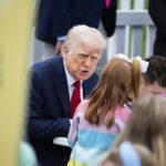 ARQUIVO - O governador da Flórida, Ron DeSantis, fala durante uma entrevista coletiva sobre uma recente operação de fiscalização de imigração, no escritório de Imigração e Alfândega dos EUA e Operações de Fiscalização e Remoção do Sul da Flórida, 1º de maio de 2025, em Miramar, Flórida.