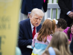 Trump abre caminho para IA pervertida explorar crianças ARQUIVO - O governador da Flórida, Ron DeSantis, fala durante uma entrevista coletiva sobre uma recente operação de fiscalização de imigração, no escritório de Imigração e Alfândega dos EUA e Operações de Fiscalização e Remoção do Sul da Flórida, 1º de maio de 2025, em Miramar, Flórida.