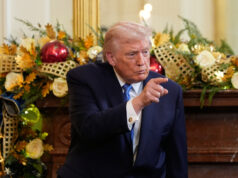 Trump ameaça redes de TV em discurso descontrolado de Feliz Natal Um desenho animado de Jack Ohman.