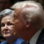 A Chefe do Estado-Maior da Casa Branca, Susie Wiles, está com membros do Exército dos EUA durante a visita do presidente dos EUA, Donald Trump, a Fort Bragg para marcar o aniversário do Exército dos EUA, na Carolina do Norte, EUA, 10 de junho de 2025. REUTERS/Evelyn Hockstein