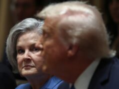 Trump apoia chefe de gabinete após comentários chocantes sobre Vance, Bondi, Musk A Chefe do Estado-Maior da Casa Branca, Susie Wiles, está com membros do Exército dos EUA durante a visita do presidente dos EUA, Donald Trump, a Fort Bragg para marcar o aniversário do Exército dos EUA, na Carolina do Norte, EUA, 10 de junho de 2025. REUTERS/Evelyn Hockstein