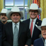 Trump assina legislação em homenagem aos campeões olímpicos de hóquei nos EUA em 1980