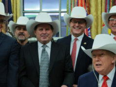 Trump assina legislação em homenagem aos campeões olímpicos de hóquei nos EUA em 1980 Trump assina legislação em homenagem aos campeões olímpicos de hóquei nos EUA em 1980