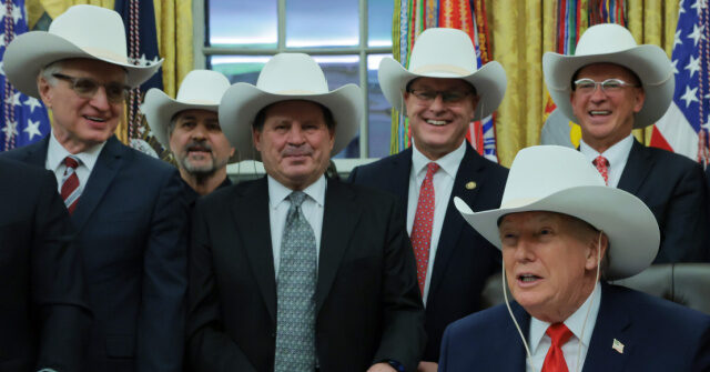 Trump assina legislação em homenagem aos campeões olímpicos de hóquei Trump assina legislação em homenagem aos campeões olímpicos de hóquei nos EUA em 1980