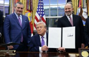 Trump assina ordem buscando limitar a regulamentação de IA em nível estadual Trump assina ordem buscando limitar a regulamentação de IA em nível estadual