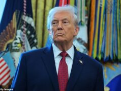 Trump casualmente confirma primeiro ataque terrestre em fábrica na Venezuela: ‘Nós acabamos com isso’ O presidente Donald Trump pareceu confirmar casualmente que os EUA iniciaram ataques terrestres na Venezuela, detalhando um ataque realizado em uma “instalação” lá na véspera de Natal.