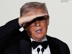 Trump concede perdão falso a infame negador eleitoral ARQUIVO - Tina Peters fala durante um debate em 25 de fevereiro de 2023, em Hudson, Colorado. Uma ex-funcionária do condado do Colorado acusada de acessar ilegalmente seu sistema eleitoral evitou a pena de prisão por uma condenação por obstrução por contravenção em outro caso. Um juiz condenou Peters na segunda-feira, 10 de abril de 2023, a 120 horas de serviço comunitário e quatro meses de detenção domiciliar com uma tornozeleira eletrônica por tentar impedir que as autoridades levassem um iPad que ela supostamente usou para gravar uma audiência no tribunal. (Foto AP / David Zalubowski, Arquivo)