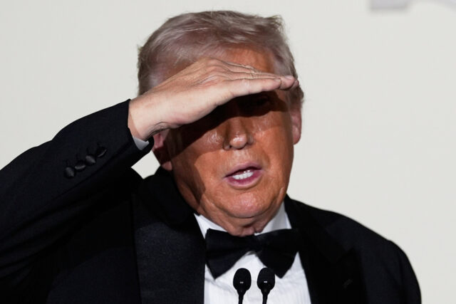 Trump concede perdão falso a infame negador eleitoral ARQUIVO - Tina Peters fala durante um debate em 25 de fevereiro de 2023, em Hudson, Colorado. Uma ex-funcionária do condado do Colorado acusada de acessar ilegalmente seu sistema eleitoral evitou a pena de prisão por uma condenação por obstrução por contravenção em outro caso. Um juiz condenou Peters na segunda-feira, 10 de abril de 2023, a 120 horas de serviço comunitário e quatro meses de detenção domiciliar com uma tornozeleira eletrônica por tentar impedir que as autoridades levassem um iPad que ela supostamente usou para gravar uma audiência no tribunal. (Foto AP / David Zalubowski, Arquivo)