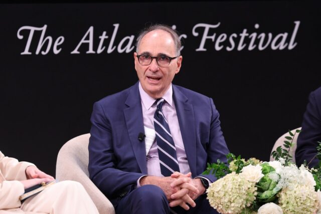 Trump conduz os republicanos para uma 'armadilha perigosa' sobre a David Axelrod speaks on stage during The Atlantic Festival on September 20, 2024 in Washington, DC. (Photo by Tasos Katopodis/Getty Images for The Atlantic)