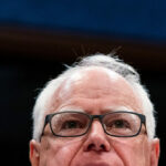 Trump defende chamar Tim Walz de 'retardado': 'Há algo errado com ele'