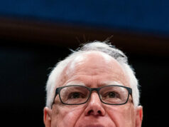 Trump defende chamar Tim Walz de ‘retardado’: ‘Há algo errado com ele’ Trump defende chamar Tim Walz de 'retardado': 'Há algo errado com ele'