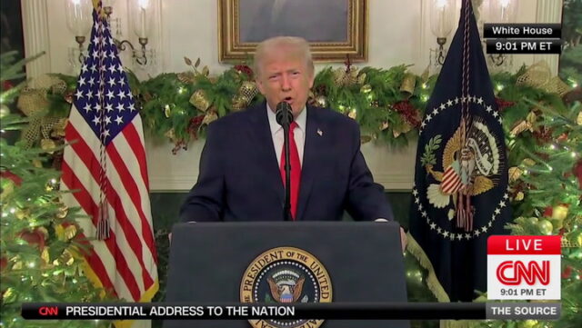 Trump discursa incoerentemente em velocidade 2X em discurso maluco na Yahoo news home