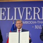 Nesta foto divulgada pelo Exército Real Tailandês, um soldado tailandês ferido é levado para ser transferido para um hospital na província de Si Sa Ket.