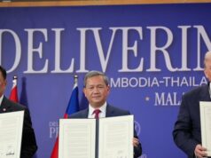 Trump disse que resolveu a crise Tailândia-Camboja. Acabou de aumentar. De novo. Nesta foto divulgada pelo Exército Real Tailandês, um soldado tailandês ferido é levado para ser transferido para um hospital na província de Si Sa Ket.