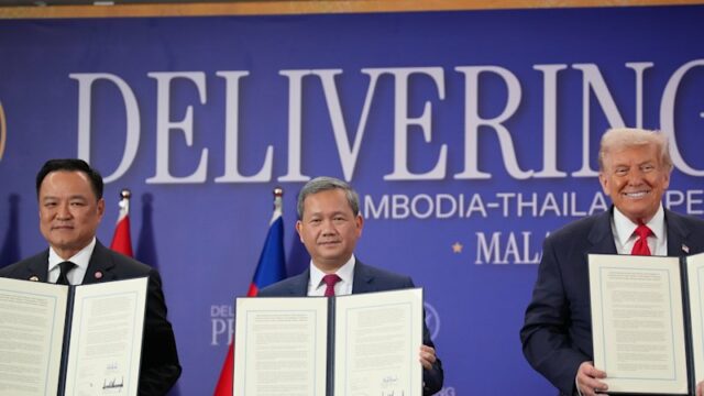 Trump disse que resolveu a crise Tailândia-Camboja. Acabou de aumentar. Nesta foto divulgada pelo Exército Real Tailandês, um soldado tailandês ferido é levado para ser transferido para um hospital na província de Si Sa Ket.