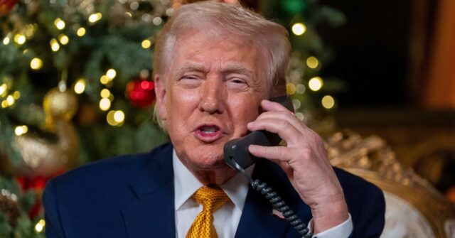 O presidente Donald Trump fala durante uma chamada do NORAD, Comando de Defesa Aeroespacial da América do Norte, Rastreia a Operação Papai Noel em seu clube Mar-a-Lago.