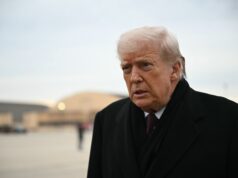 Trump diz que EUA lançaram ataques em grande escala contra o Estado Islâmico na Síria Trump diz que EUA lançaram ataques em grande escala contra o Estado Islâmico na Síria